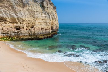 Praia yapmak Vale de Centianes - güzel plaj Algarve Portekiz