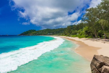 Güzel de Seyşeller Adası Mahe kumsalda