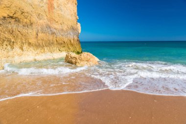 Praia de Benagil - güzel bir plaj ve sahil Portekiz Algarve