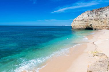 Praia yapmak Vale de Centianes - güzel plaj Algarve Portekiz