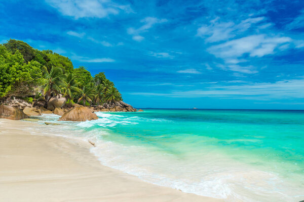 Anse Patates - тропический пляж на острове La Digue, Сейшелы
