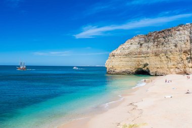 Praia yapmak Vale de Centianes - güzel plaj Algarve Portekiz