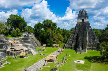 Tikal - Maya Harabeleri yağmur ormanlarında Guatemala