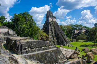 Tikal - Maya Harabeleri yağmur ormanlarında Guatemala