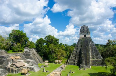 Tikal - Maya Harabeleri yağmur ormanlarında Guatemala