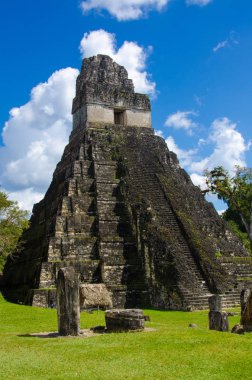 Tikal - Maya Harabeleri yağmur ormanlarında Guatemala
