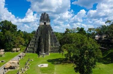 Tikal - Maya Harabeleri yağmur ormanlarında Guatemala