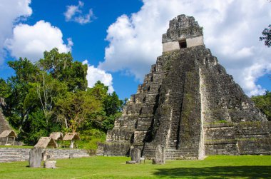 Tikal - Maya Harabeleri yağmur ormanlarında Guatemala