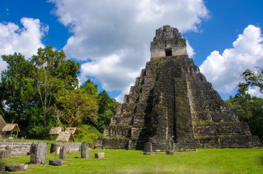 Tikal - Maya Harabeleri yağmur ormanlarında Guatemala