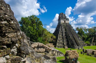 Tikal - Maya Harabeleri yağmur ormanlarında Guatemala