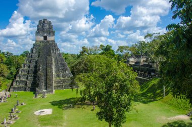 Tikal - Maya Harabeleri yağmur ormanlarında Guatemala
