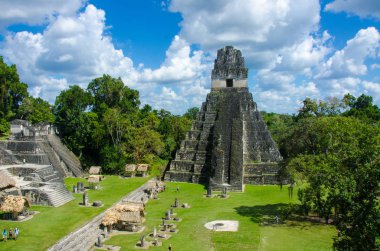 Tikal - Maya Harabeleri yağmur ormanlarında Guatemala