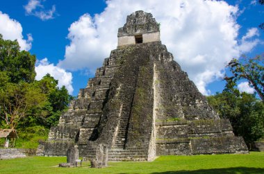 Tikal - Maya Harabeleri yağmur ormanlarında Guatemala