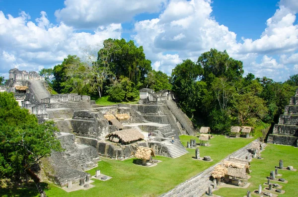 蒂卡尔 玛雅遗址在危地马拉雨林 — 图库照片