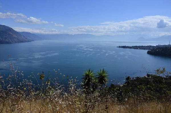 San Pedro, Atitlan ve Toliman - üç volkanlar lake Atitlan, bakış açısıyla küçük köylerde San Pedro ve San Juan göle Guatemala dağlık görebilirsiniz