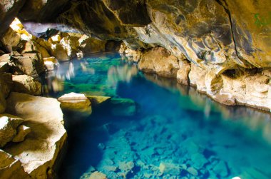 İzlanda - Myvatn - mağara sıcak havuzda