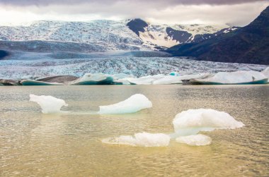 İzlanda'daki Jokursarlon buzul Gölü