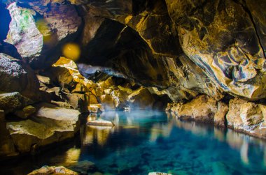 İzlanda - Myvatn - mağara sıcak havuzda