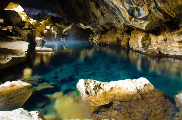 İzlanda - Myvatn - mağara sıcak havuzda