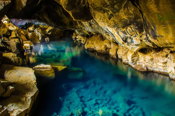 İzlanda - Myvatn - mağara sıcak havuzda