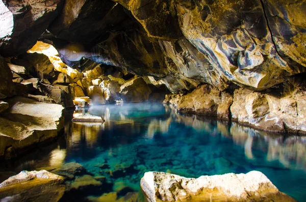 İzlanda - Myvatn - mağara sıcak havuzda