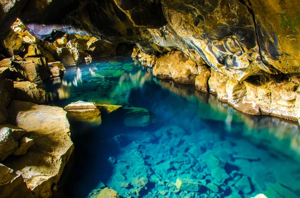 İzlanda - Myvatn - mağara sıcak havuzda