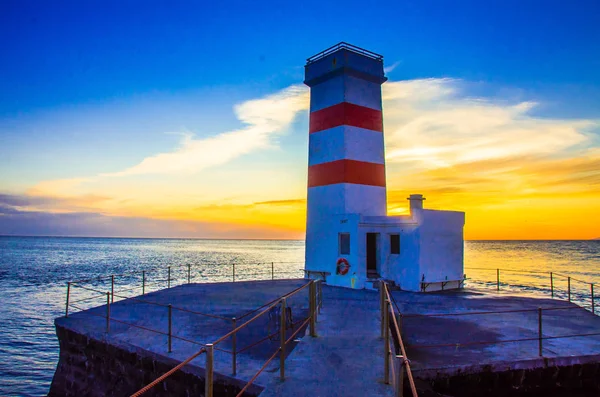 İzlanda sahil görünümü deniz feneri