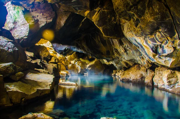 İzlanda - Myvatn - mağara sıcak havuzda