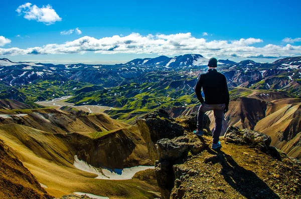 İzlanda, Landmannalaugar inanılmaz manzara üzerinde dağın tepesinde duran erkek uzun yürüyüşe çıkan kimse