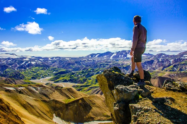 İzlanda, Landmannalaugar inanılmaz manzara üzerinde dağın tepesinde duran erkek uzun yürüyüşe çıkan kimse