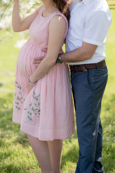 Happy Young Pregnant Couple Hugging Nature Detail Young Pregnant Couple — Stock Photo, Image