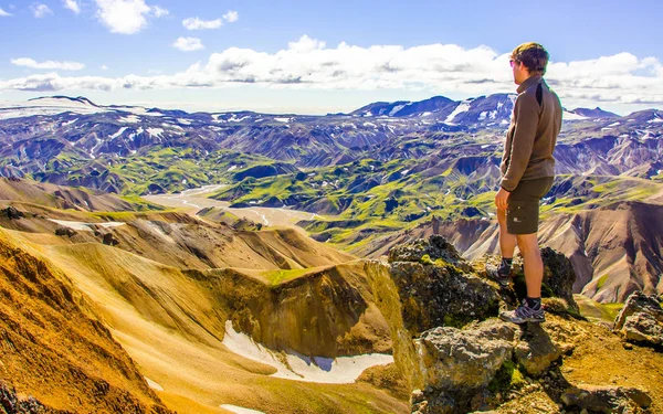 İzlanda, Landmannalaugar inanılmaz manzara üzerinde dağın tepesinde duran erkek uzun yürüyüşe çıkan kimse