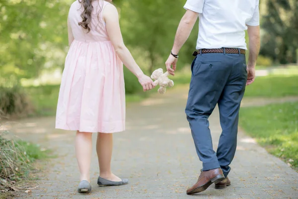 Mutlu ve genç hamile çift doğa - genç hamile çift - yeni aile detay