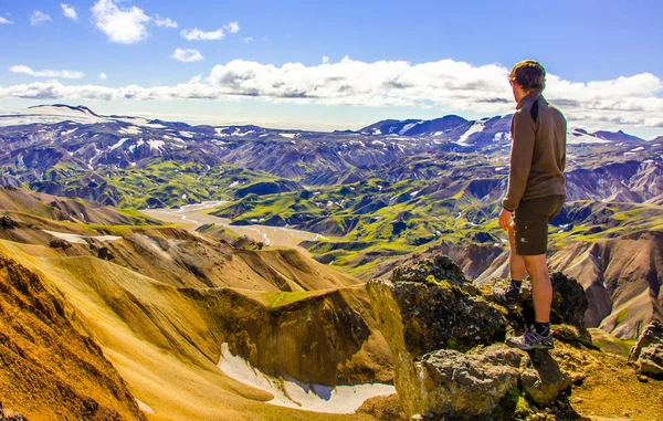 Mužské Turista Stojí Vrcholu Hory Nad Úžasnou Krajinu Islandu Landmannalaugar — Stock fotografie