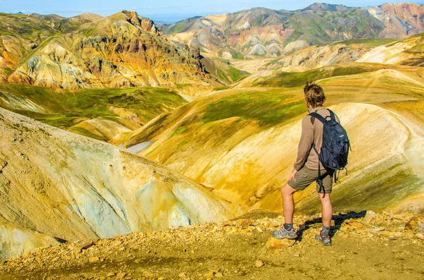 Mužské Turista Stojí Vrcholu Hory Nad Úžasnou Krajinu Islandu Landmannalaugar — Stock fotografie
