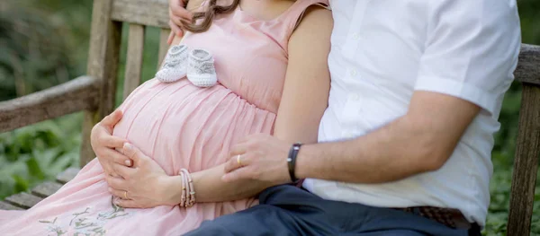 Felice Giovane Coppia Incinta Abbracciare Natura Dettaglio Giovane Coppia Incinta — Foto Stock