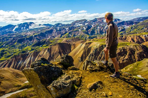 Mužské Turista Stojí Vrcholu Hory Nad Úžasnou Krajinu Islandu Landmannalaugar — Stock fotografie