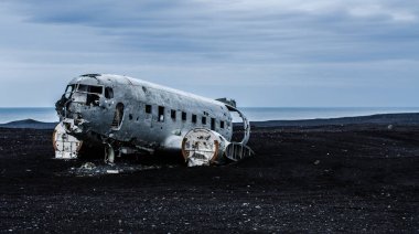 Uçak kazasında ıssız dağlar