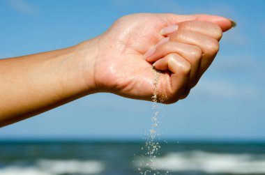 Güzel cennet Plajı'nda elinde beyaz kum kız vardır