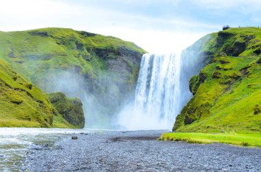 Skogafoss - İzlanda'nın güneyindeki büyük şelale 