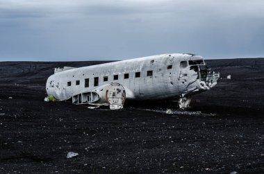 Uçak kazasında ıssız dağlar