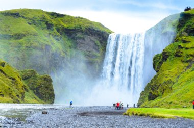 Skogafoss - İzlanda'nın güneyindeki büyük şelale 