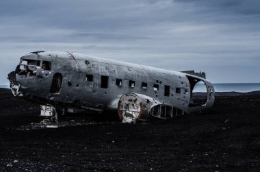 Uçak kazasında ıssız dağlar