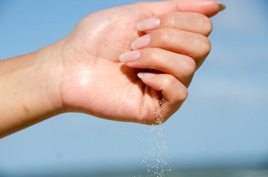 Güzel cennet Plajı'nda elinde beyaz kum kız vardır