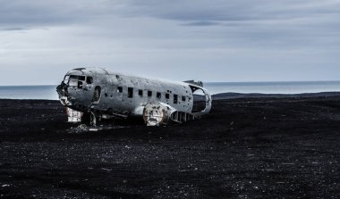 Uçak kazasında ıssız dağlar