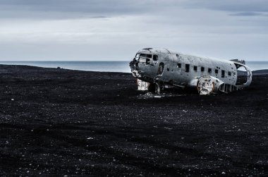 Uçak kazasında ıssız dağlar