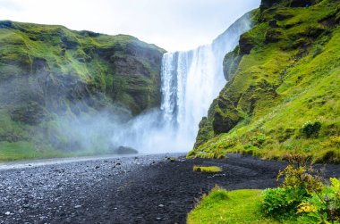 Skogafoss - İzlanda'nın güneyindeki büyük şelale