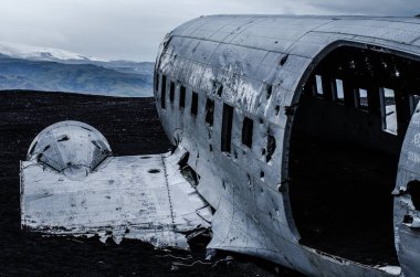 Uçak kazasında ıssız dağlar