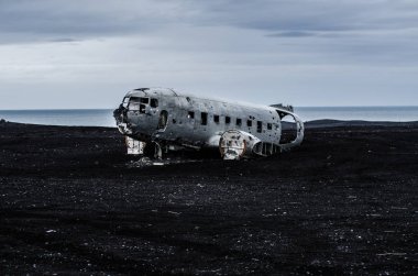 Uçak kazasında ıssız dağlar