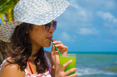 Belize - tatil tropikal hedef rekreasyon - cenneti Coast plajda kokteyl serinletici